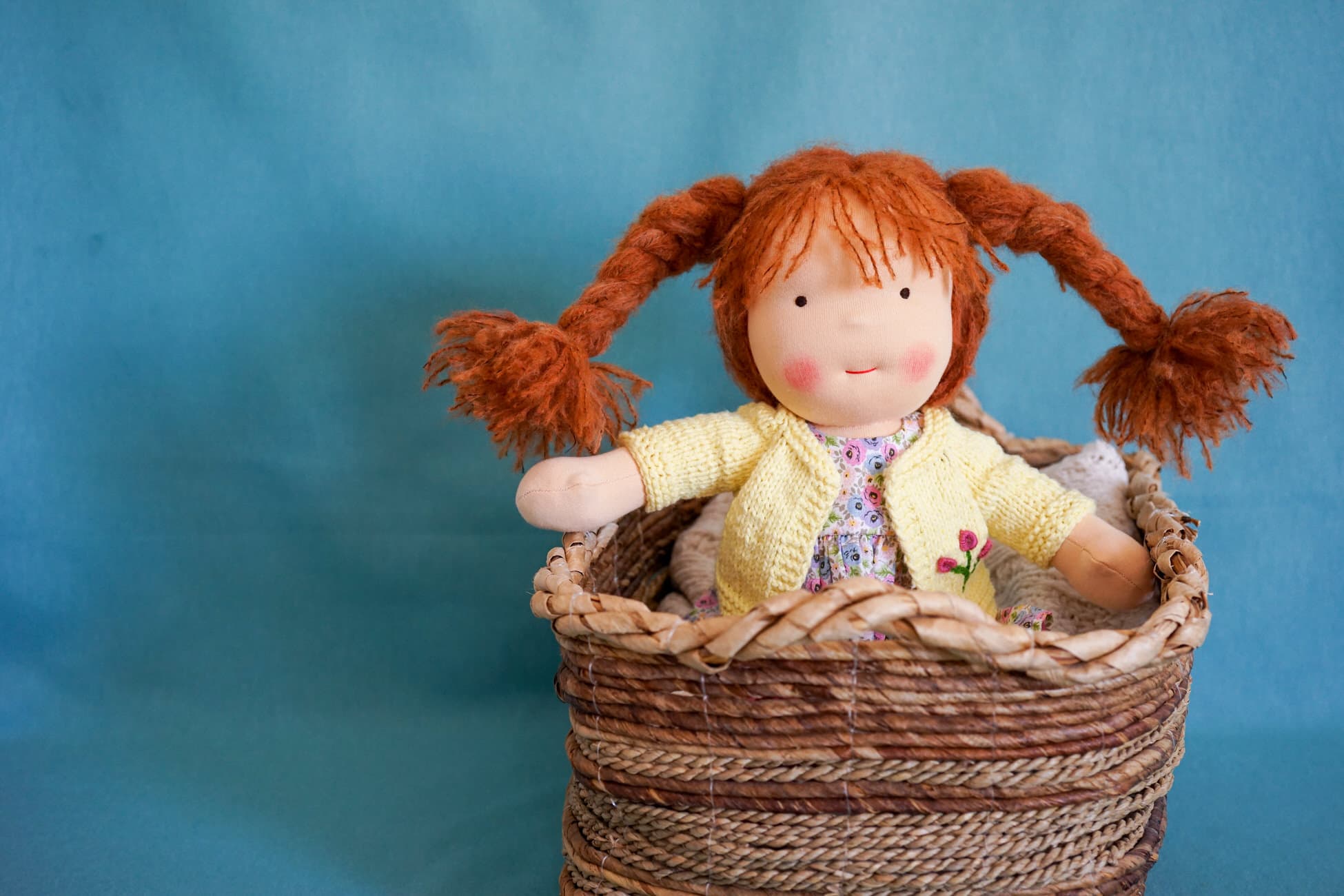 Une poupée Waldorf aux cheveux roux